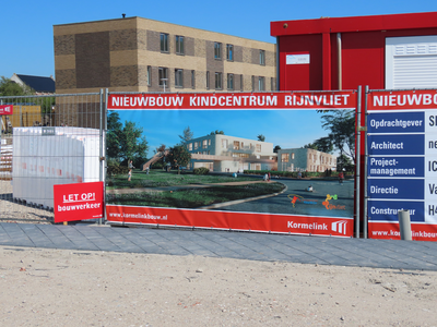 850020 Afbeelding van een spandoek van Bouwbedrijf Kormelink voor de nieuwbouw van 'Kindcentrum Rijnvliet', bij de ...